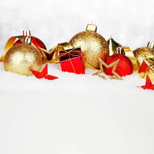 Κόκκινες Και Χρυσές Χριστουγεννιάτικες Μπάλες Και Διακόσμηση Στο Χιόνι — Φωτογραφία Αρχείου