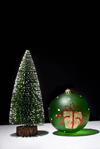 Weihnachtsbaum Und Weihnachtskugel Auf Schwarzem Hintergrund — Stockfoto