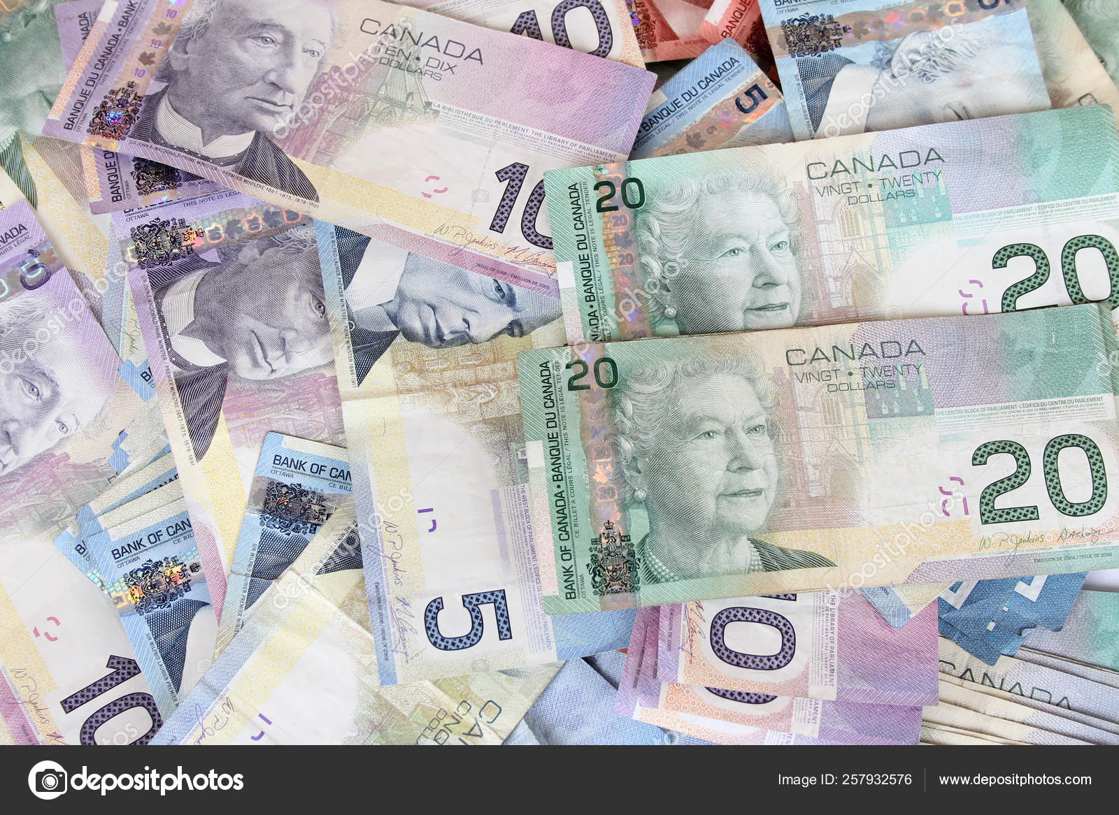加拿大货币美元钞票在桩的背景—— 库存社论照片© YAYImages #257932576