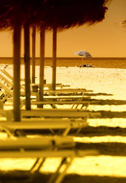 在Nea Irakleia Halkidiki 沙滩上美丽的海滩 有甲板椅子和雨伞 塞萨洛尼基 — 图库照片