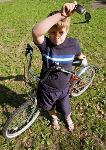 Niño Con Bicicleta Césped Verde — Foto de Stock