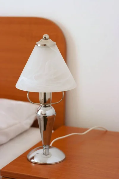 Prosta Lampa Szafce Pokoju Hotelowym — Zdjęcie stockowe