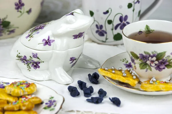 Angol Délutáni Tea Keksz Cukszos Ibolyával — Stock Fotó