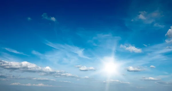 Slunce Mraky Modré Obloze — Stock fotografie
