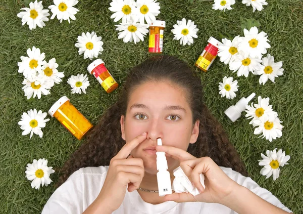 Gadis Remaja Menggunakan Semprotan Hidung Untuk Alergi Serbuk Sari Dan — Stok Foto