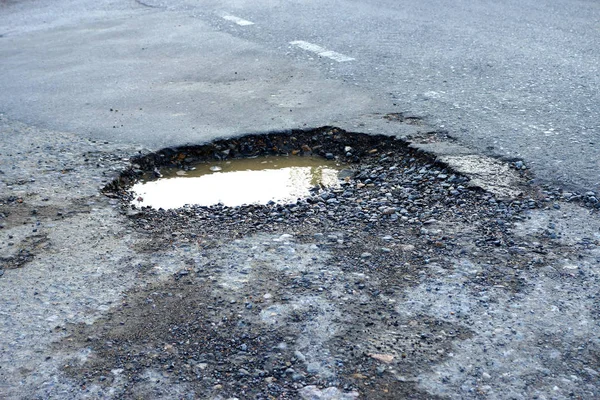 道路が地滑りによって破壊されています — ストック写真