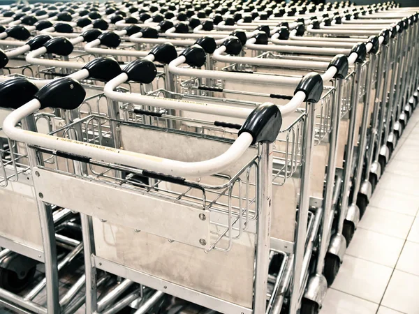 Reihe Von Gepäckwagen Auf Einem Flughafen — Stockfoto