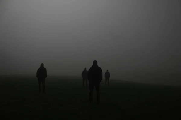Schatten Einer Menschengruppe Auf Einer Wiese Der Nacht — Stockfoto
