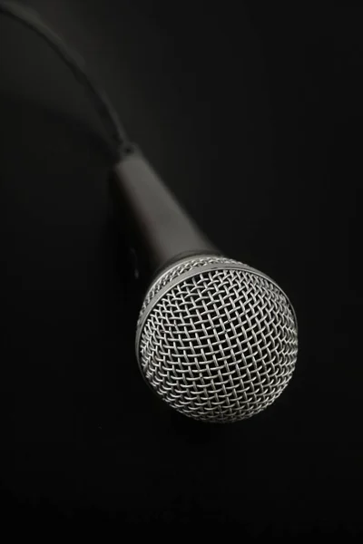 Μαύρο Και Ασημί Φωνητικό Μικρόφωνο Καλώδιο Υψηλή Γωνία Θέα Κλείνω — Φωτογραφία Αρχείου