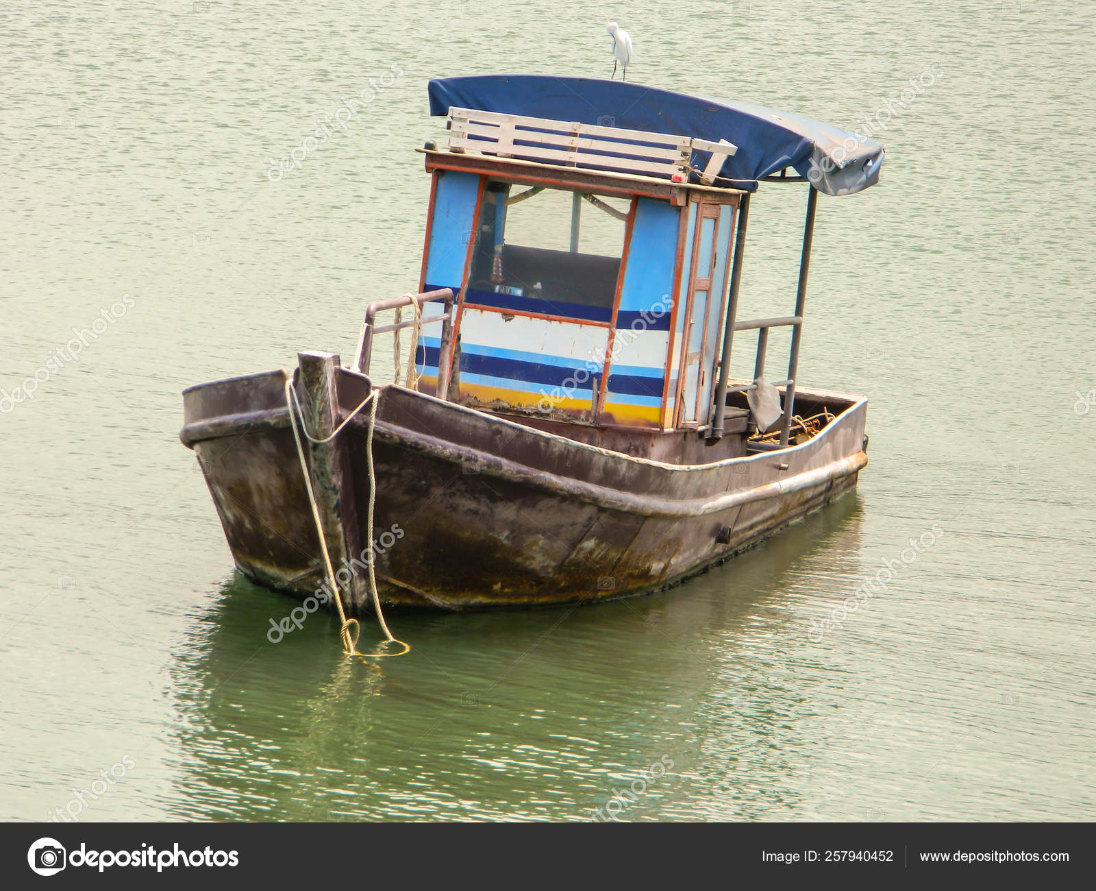Pequeno Barco Pesca Madeira Está Flutuando Mar Azul — Foto