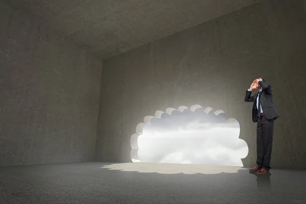 Gritando Empresario Contra Puerta Nube Cuarto Oscuro —  Fotos de Stock