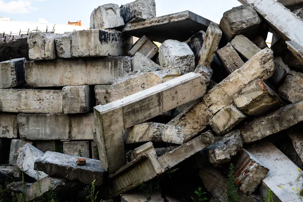 Grote Hoop Van Beschadigde Betonnen Blokken — Stockfoto