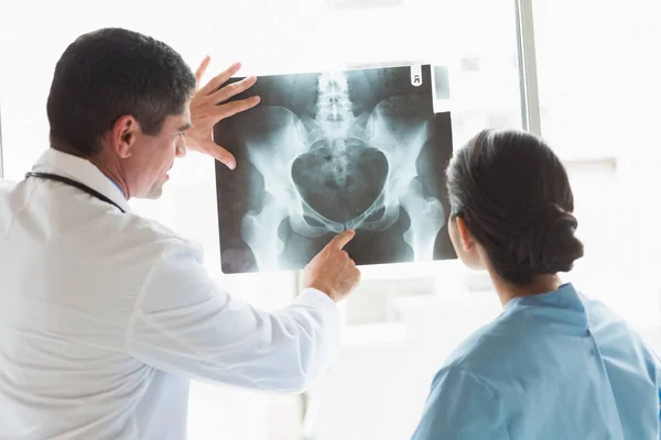 Задний План Врача Медсестры Осматривающих Рентген Больнице — стоковое фото