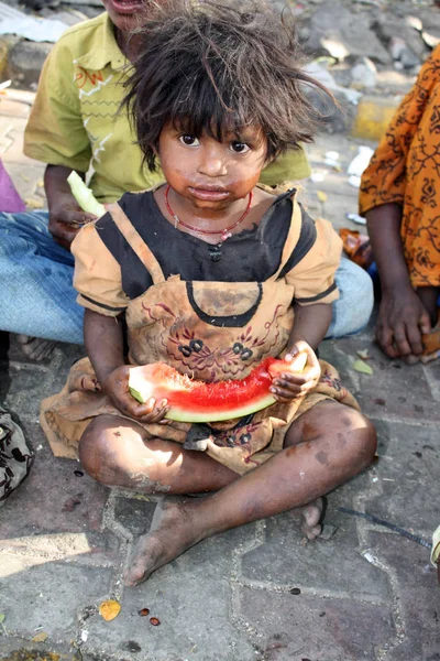 Una Pobre Mendiga India Comiendo Sandía —  Fotos de Stock