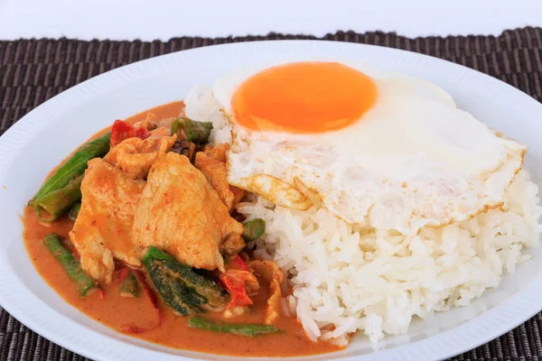 煎猪肉咖喱炒猪肉和鸡蛋 Moo Prik Gaeng 单面红咖喱酱 泰国菜 — 图库照片