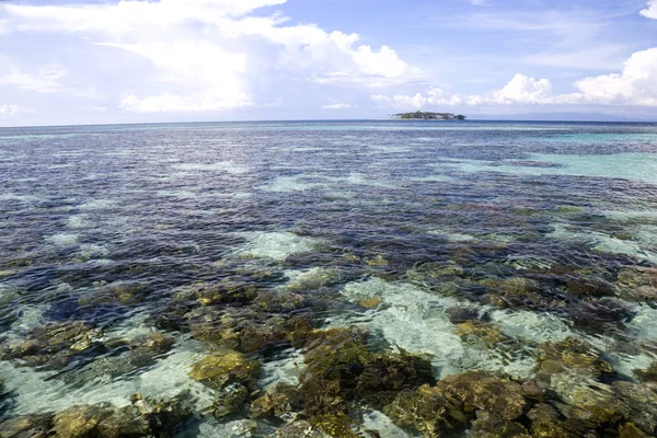 Imagen Del Mar Con Corales Una Isla Fondo Aguas Malasias — Foto de Stock