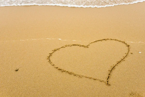 Σχήμα Καρδιάς Στην Παραλία Την Ημέρα Του Ήλιου — Φωτογραφία Αρχείου