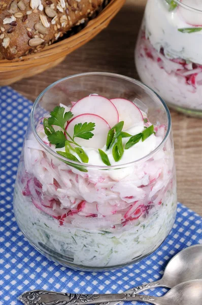 Salată Ridiche Rasă Castraveți Iaurt Într Pahar — Fotografie, imagine de stoc