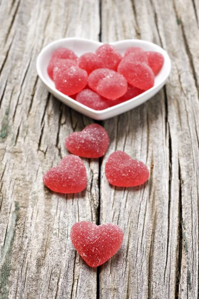 Dulces Gelatina Forma Corazón Rojo Sobre Fondo Rústico —  Fotos de Stock