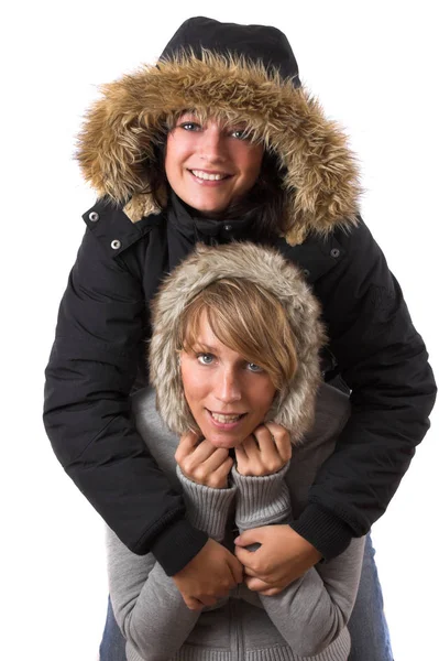 Dwie Siostry Przytulanie Wzajemnie Sobie Ubranie Zimowe — Zdjęcie stockowe