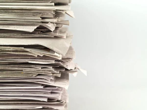 Jornais Antigos Empilhados Cima Para Baixo Quadro Isolado Branco — Fotografia de Stock