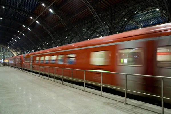 Spěšný Vlak Odjíždí Stanice Motion Blur — Stock fotografie