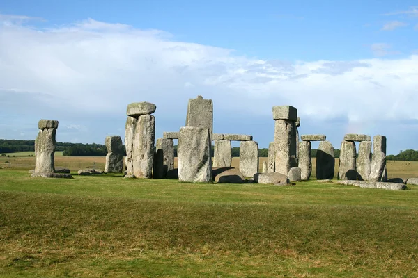 Stonehenge Com Céu Azul Grama Verde — Fotografia de Stock