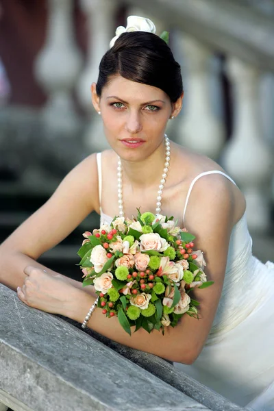 Ritratto Bella Sposa Che Tiene Mazzo Fiori — Foto Stock