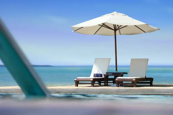 Vista Bordo Piscina Vicino Alla Spiaggia Con Cielo Blu — Foto Stock