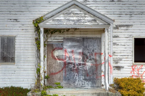Igreja Abandonada Deserdada Com Graffiti — Fotografia de Stock
