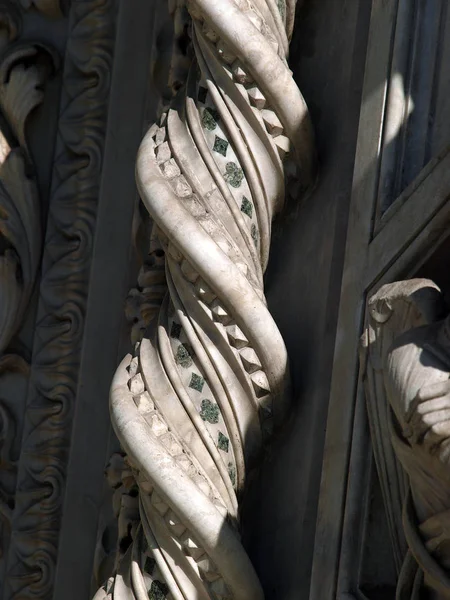 Florencia Elaboradas Decoraciones Del Portal Fachada Del Duomo — Foto de Stock