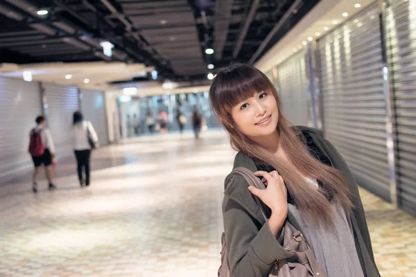 Современная Азиатская Женщина Делает Покупки Улице Тайбэй Тайвань Азия — стоковое фото