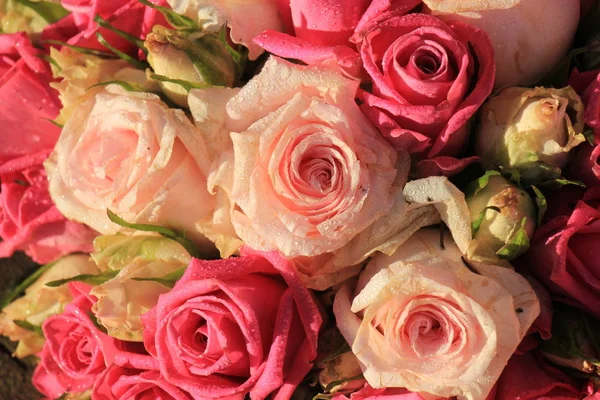 Gemengde Roze Rozen Een Bloemige Bruiloft Decoratie — Stockfoto