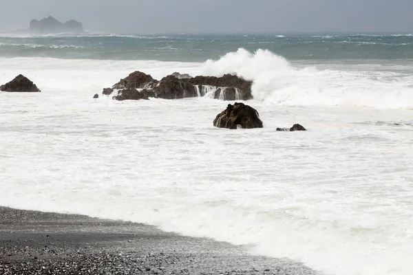 Bouřlivé Moře Během Tajfunu Souledor Vln Rozbíjejících Skály — Stock fotografie