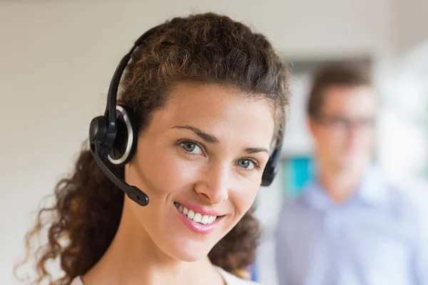 Närbild Porträtt Kvinnliga Call Center Operatör Bär Headset Office — Stockfoto
