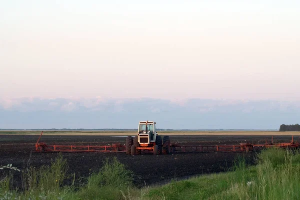Traktor Pluh Pracující Půdě — Stock fotografie