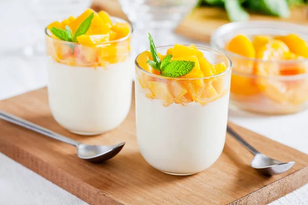 Par Vasos Con Postre Casero Con Frutas — Foto de Stock