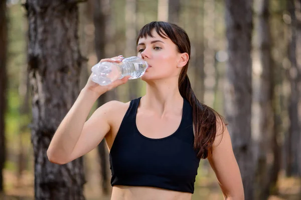 Joven Deporte Mujer Agua Potable Durante Correr Hermoso Bosque Pino — Foto de Stock