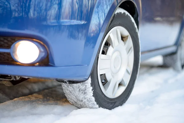 Μπλε Αυτοκίνητο Χειμερινά Λάστιχα Στον Χιονισμένο Δρόμο Ασφαλής Ιδέα Οδήγησης — Φωτογραφία Αρχείου