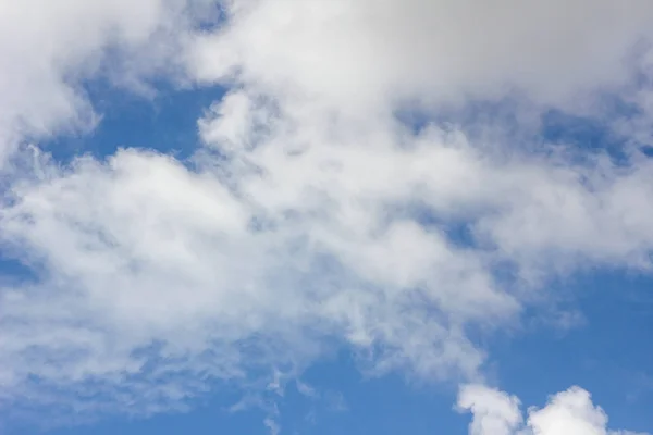 Blå Himmel Med Moln Närbild Med Copyspace — Stockfoto
