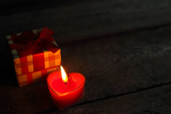 Vela Forma Corazón Quema Regalo Sobre Fondo Madera Concepto Día — Foto de Stock