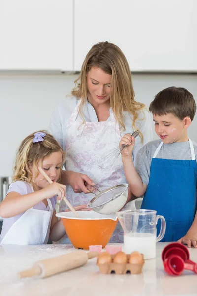 Bambini Con Biscotti Cottura Della Madre Bancone Cucina — Foto Stock