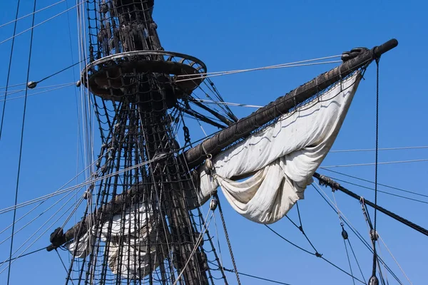 Mast Touwen Zeilen Van Oude Sailingship Een Blauwe Hemel Achtergrond — Stockfoto
