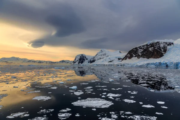 Захід Сонця Через Гори Дрейфуючі Айсберги Лемерській Протоці Антарктида — стокове фото