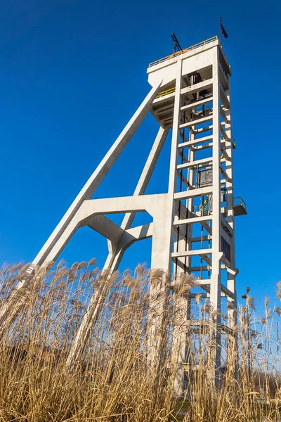 폴란드 실레지아 코르조우에 대통령 샤프트의 역사적인 호이스트 타워는 관상용 잔디앞에 — 스톡 사진