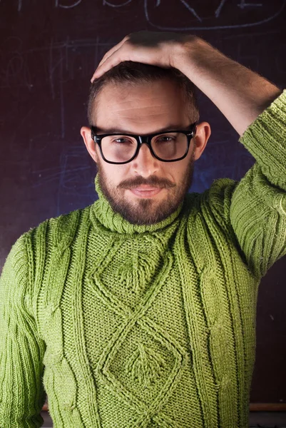 Genç Sakallı Hippi Gözlüklü Adam Saçlarını Düzleştir — Stok fotoğraf