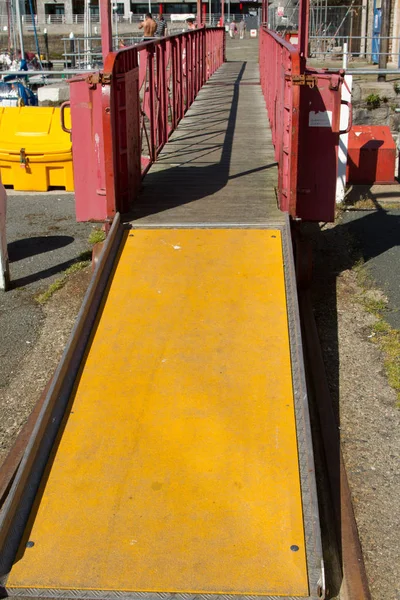 Una Pasarela Con Barandillas Metal Rojo Suelo Madera Una Rampa — Foto de Stock