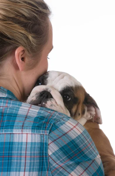 Mulher Abraçando Novo Filhote Cachorro Fundo Preto Bulldog Semana Idade — Fotografia de Stock