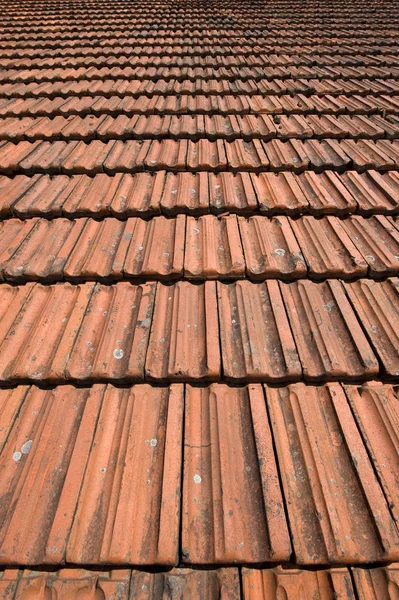 古い赤いタイルで屋根の広角ショット ディープフォーカス — ストック写真