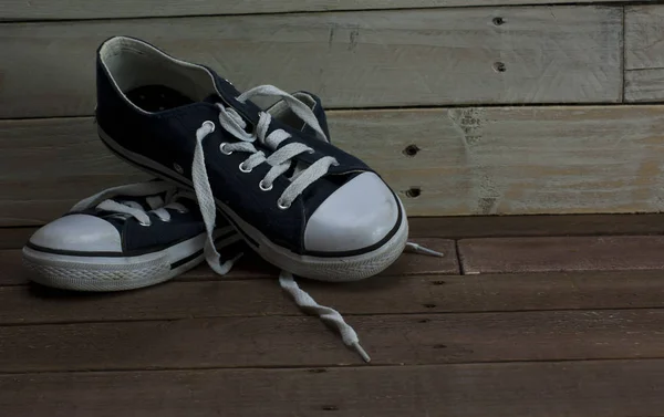 Lama Sepatu Usang Kiri Lantai Kayu — Stok Foto